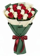 Букет Микс из красных и белых роз в Вяземском