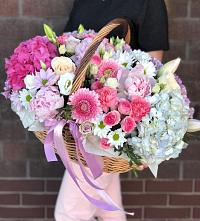 Композиция солнечный день в Вяземском Цветочная композиция из Розы, Хризантемы, Пионы и Лизиантусы в корзине в Вяземском