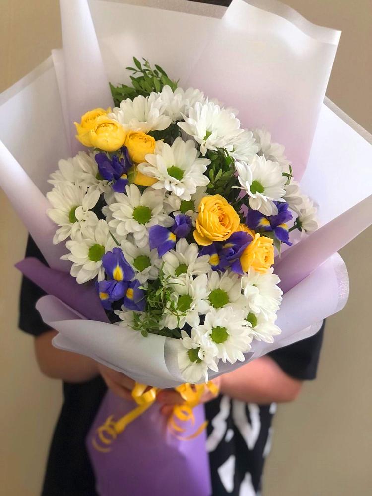 Букет цветов из: Ирисы, Хризантемы и Розы в Вяземском