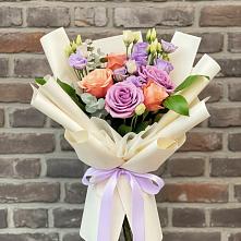 Букет цветов из:  Лизиантусы и Розы в Вяземском