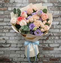 Букет цветов из:  Розы, Лизиантусы и Гвоздики в Вяземском